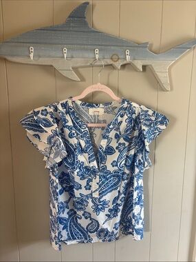 XiRENA Blue and White Paisley V-Neck Flutter Sleeve Top